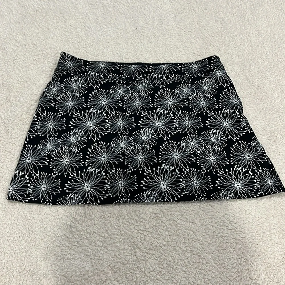 Tranquility by Colorado Stylish Black and White Floral Skort Size Large - Picture 3 of 4